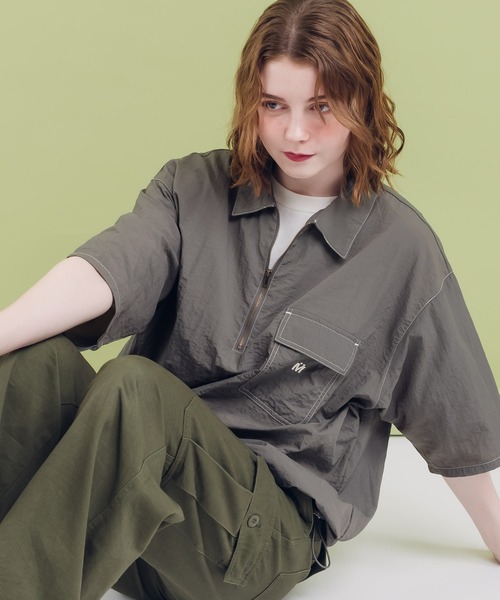 MUHET（ミュエータ）の「ナイロンハーフジップTシャツ（Tシャツ/カットソー・レディース・ネイビー/レッド/カーキ/ライトベージュ/チャコールグレー/オレンジ・MEDIUM/X-LARGE）」の2枚目の写真