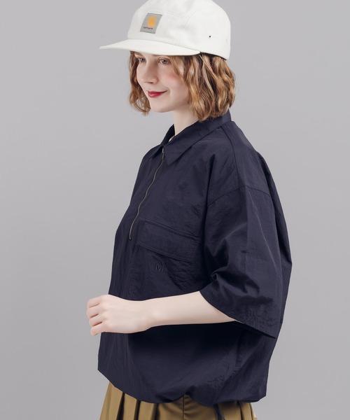 MUHET（ミュエータ）の「ナイロンハーフジップTシャツ（Tシャツ/カットソー・レディース・ネイビー/レッド/カーキ/ライトベージュ/チャコールグレー/オレンジ・MEDIUM/X-LARGE）」の13枚目の写真