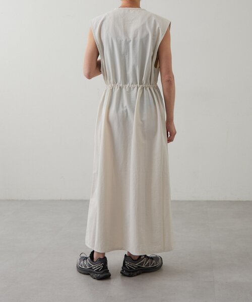 earthy(アーシー)の「【撥水】ナイロンロングベストワンピース(ワンピース・レディース・ブラック/オフホワイト・FREE)」の6枚目の写真