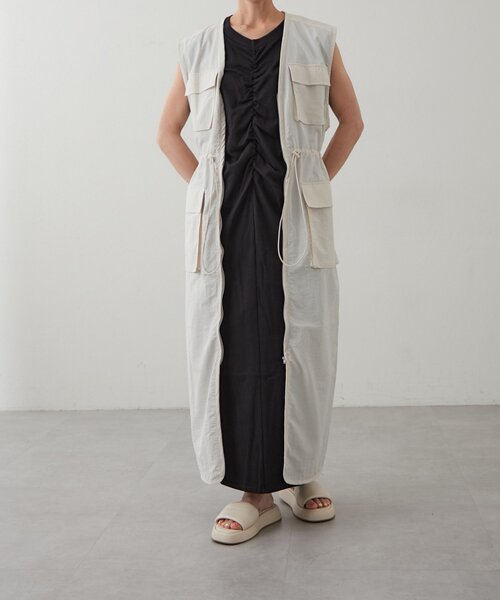 earthy(アーシー)の「【撥水】ナイロンロングベストワンピース(ワンピース・レディース・ブラック/オフホワイト・FREE)」の4枚目の写真