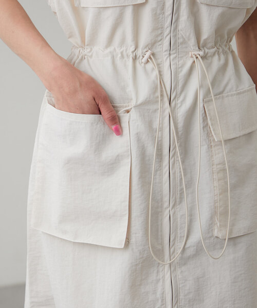 earthy(アーシー)の「【撥水】ナイロンロングベストワンピース(ワンピース・レディース・ブラック/オフホワイト・FREE)」の12枚目の写真