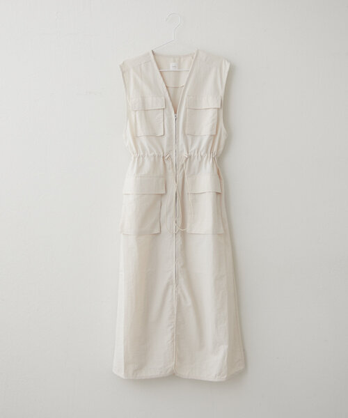 earthy(アーシー)の「【撥水】ナイロンロングベストワンピース(ワンピース・レディース・ブラック/オフホワイト・FREE)」の11枚目の写真