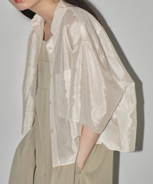 TODAYFUL（トゥデイフル）の「TODAYFUL Satin Short Shirts 12410406（シャツ/ブラウス・レディース・ブラック/ライトブルー/ホワイト・FREE）」の3枚目の写真