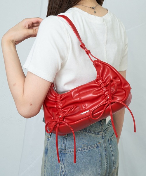 RAY CASSIN（レイカズン）の「ギャザーリボンショルダー（ショルダーバッグ・レディース・シルバー/ブラック/レッド・FREE）」の3枚目の写真