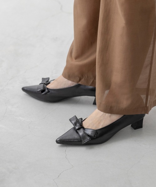 リボンモチーフ ポインテッドトゥ ヒールパンプス（パンプス）｜menue