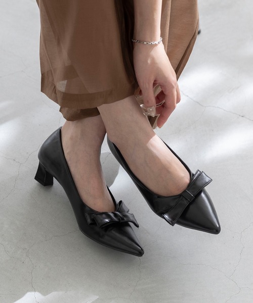 リボンモチーフ ポインテッドトゥ ヒールパンプス（パンプス）｜menue