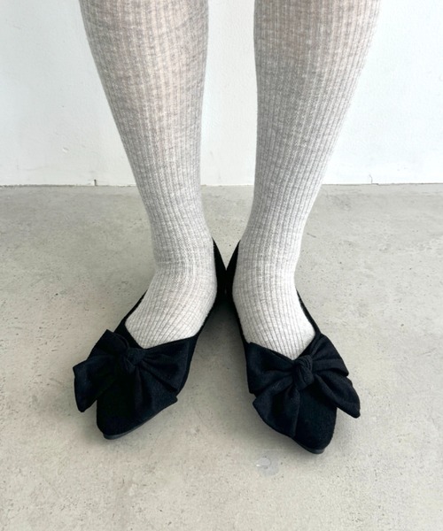 Loueme(ルエム)の「ポインテッドトゥリボンフラットパンプス(パンプス・レディース・アイボリー/ブラック/レッド・23.5cm/24.5cm)」の11枚目の写真