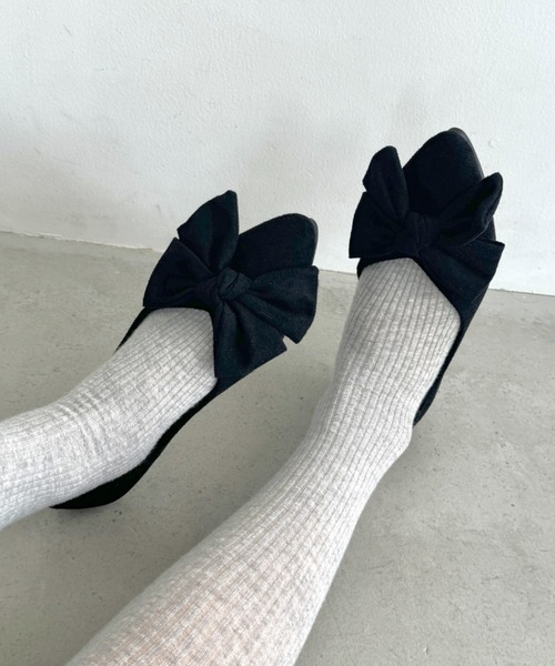 Loueme(ルエム)の「ポインテッドトゥリボンフラットパンプス(パンプス・レディース・アイボリー/ブラック/レッド・23.5cm/24.5cm)」の14枚目の写真