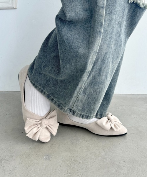 Loueme(ルエム)の「ポインテッドトゥリボンフラットパンプス(パンプス・レディース・アイボリー/ブラック/レッド・23.5cm/24.5cm)」の5枚目の写真