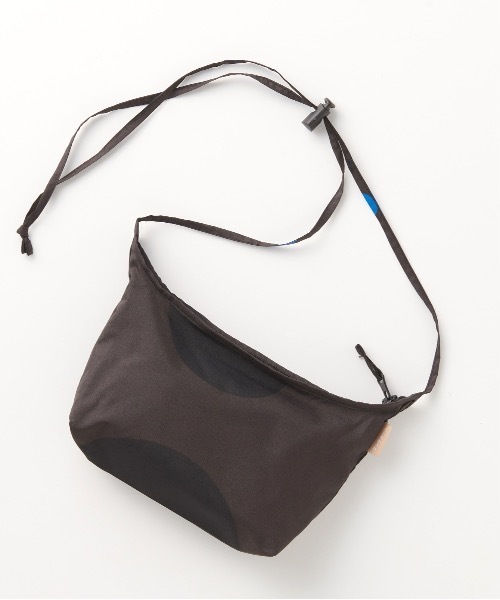 392 plusm（サンキューニプリュスエム）の「tr:392plusm　サンキューニ プリュス エム：pochette：マル　シルバー　カモフラージュ　超軽量ポシェット　超軽量撥水サコッシュ（ショルダーバッグ・レディース・カーキ/ブラック/ブラウン/レッド/イエロー/デザートカモ/タイガーカモ/シルバー/ネイビー・FREE）」の2枚目の写真
