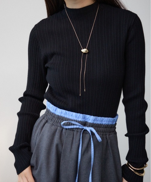 AZUL by moussy（アズールバイマウジー）の「ランダムリブハイネックニットトップス（ニット/セーター・レディース・レッド/ホワイト系その他/ダークブルー/ブラック/アイボリー/グレー・SMALL/MEDIUM）」の4枚目の写真