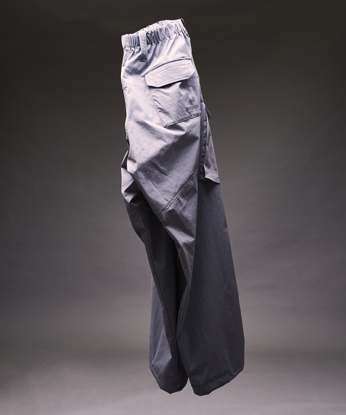 417 EDIFICE（フォーワンセブンエディフィス）の「”WASHER NYLON” RNカーゴパンツ（カーゴパンツ・メンズ・ブラック/チャコールグレー・LARGE/MEDIUM）」の5枚目の写真