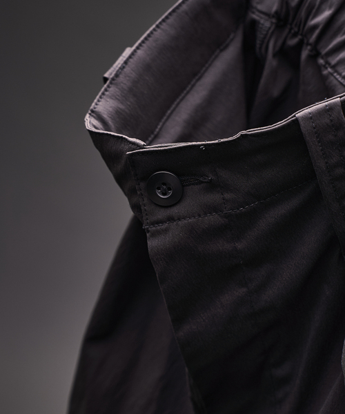 417 EDIFICE（フォーワンセブンエディフィス）の「”WASHER NYLON” RNカーゴパンツ（カーゴパンツ・メンズ・ブラック/チャコールグレー・LARGE/MEDIUM）」の8枚目の写真