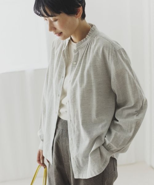 studio CLIP（スタディオクリップ）の「【3シーズンシリーズ】シングルガーゼ襟フリルブラウス（シャツ/ブラウス・レディース・グレー/オフホワイト/ブラック/ピンク/サックスブルー/チャコール/イエロー/アイボリー/ベージュ・LARGE/MEDIUM）」の3枚目の写真