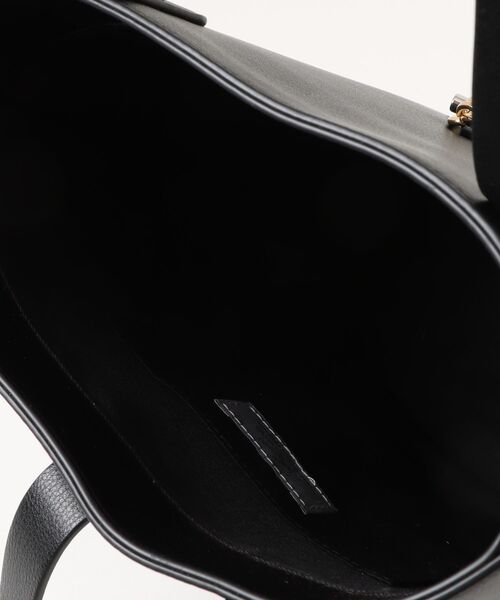 Q(キュー)の「チェーン付きバケットトート(トートバッグ・レディース・ブラック/ベージュ・ONE SIZE)」の4枚目の写真