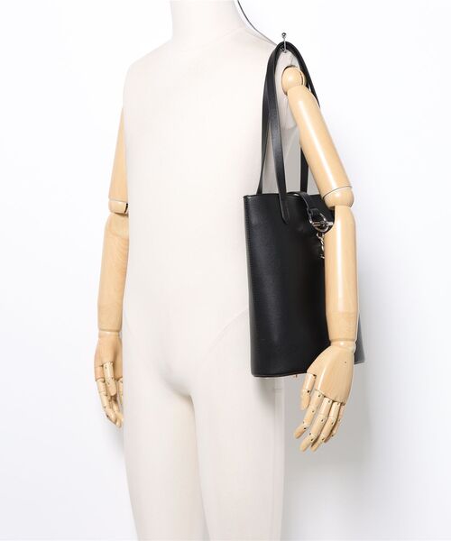 Q(キュー)の「チェーン付きバケットトート(トートバッグ・レディース・ブラック/ベージュ・ONE SIZE)」の5枚目の写真