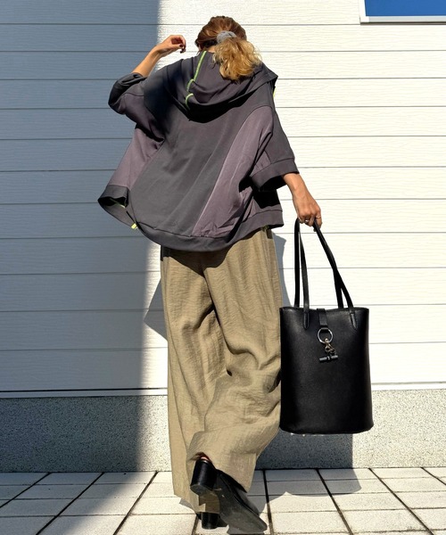 Q(キュー)の「チェーン付きバケットトート(トートバッグ・レディース・ブラック/ベージュ・ONE SIZE)」の13枚目の写真