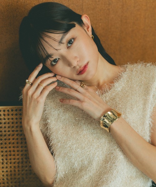 VANNIE U(ヴァニーユー)の「ラメフェザーニットベスト(ベスト・レディース・グレー/アイボリー・FREE)」の7枚目の写真