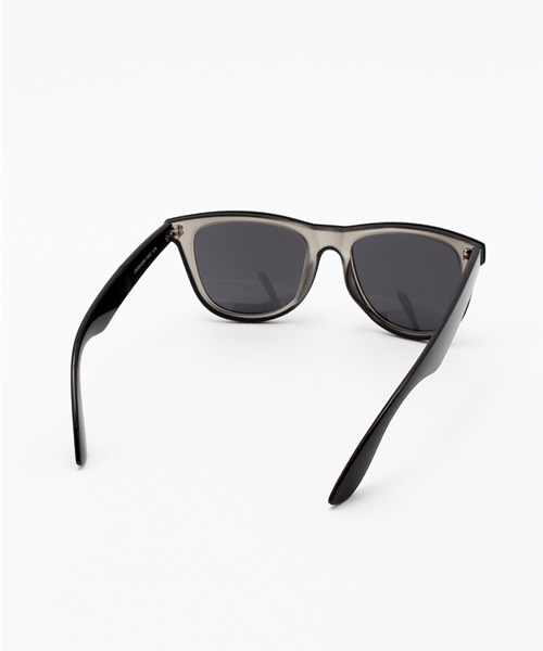 AZUL by moussy（アズールバイマウジー）の「マットフレームウエリントン型サングラス（サングラス・レディース・ブラック/ブラウン・FREE）」の4枚目の写真