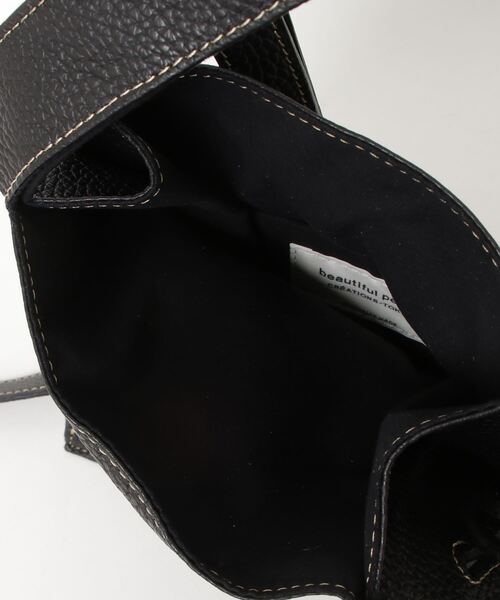 beautiful people(ビューティフルピープル)の「beautiful people/ビューティフルピープル/market shoulder bag in shrink leather(ショルダーバッグ・レディース・キャメル/その他18/ブラック・F)」の7枚目の写真