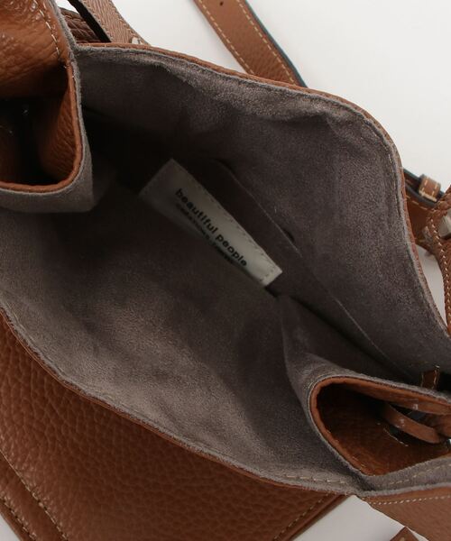 beautiful people(ビューティフルピープル)の「beautiful people/ビューティフルピープル/market shoulder bag in shrink leather(ショルダーバッグ・レディース・キャメル/その他18/ブラック・F)」の6枚目の写真