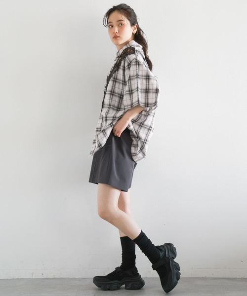 RAGEBLUE(レイジブルー)の「レースドッキング/オンブレチェックシャツ(シャツ/ブラウス・レディース・ホワイト系/ブラック系・FREE)」の9枚目の写真