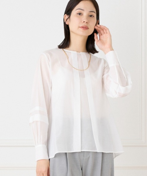 INED（イネド）の「シャイニーローンタックブラウス（シャツ/ブラウス・レディース・ネイビー/ピンク/オフホワイト/ブルー・9号/11号）」の2枚目の写真