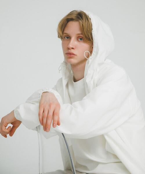 SENSE OF PLACE by URBAN RESEARCH(センスオブプレイスバイアーバンリサーチ)の「『ユニセックス』『UVカット / 撥水』ライトフーディージップパーカー(ナイロンジャケット・メンズ・ブラック/チャコールグレー/ホワイト・MEDIUM/LARGE)」の6枚目の写真