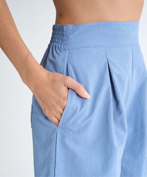 ROXY（ロキシー）の「SWEET HEAVEN SHORTS /ロキシー撥水加工水陸両用タック入りショートパンツ（水着）（水着・レディース・イエロー/ブラック/ブラック系その他・MEDIUM/LARGE/SMALL）」の14枚目の写真