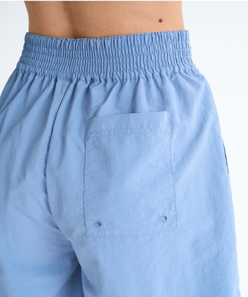 ROXY（ロキシー）の「SWEET HEAVEN SHORTS /ロキシー撥水加工水陸両用タック入りショートパンツ（水着）（水着・レディース・イエロー/ブラック/ブラック系その他・MEDIUM/LARGE/SMALL）」の9枚目の写真