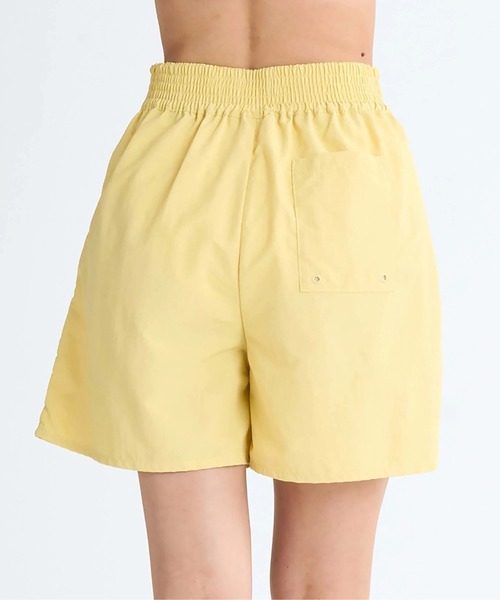 ROXY（ロキシー）の「SWEET HEAVEN SHORTS /ロキシー撥水加工水陸両用タック入りショートパンツ（水着）（水着・レディース・イエロー/ブラック/ブラック系その他・MEDIUM/LARGE/SMALL）」の6枚目の写真