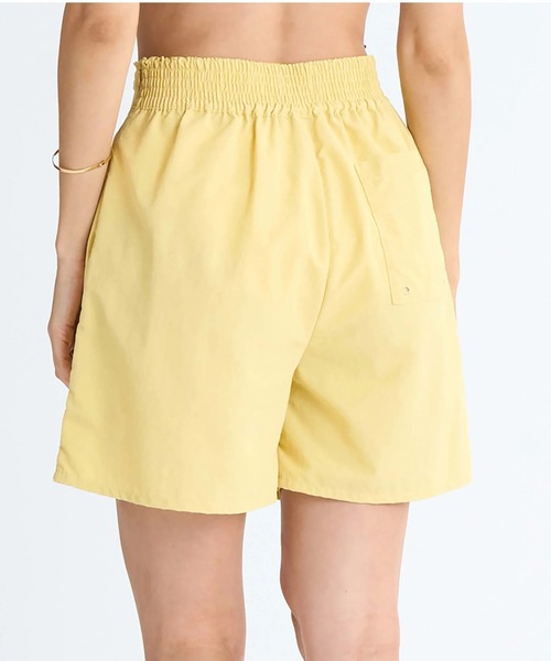 ROXY（ロキシー）の「SWEET HEAVEN SHORTS /ロキシー撥水加工水陸両用タック入りショートパンツ（水着）（水着・レディース・イエロー/ブラック/ブラック系その他・MEDIUM/LARGE/SMALL）」の4枚目の写真