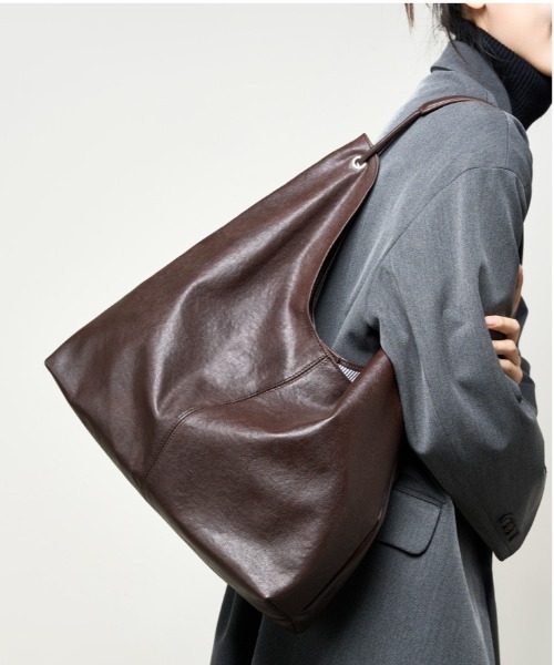 NiiNa(ニーナ)の「【 NiiNa / ニーナ 】高品質牛革 ワンハンドル タンニン レザーショルダーバッグ(ショルダーバッグ・レディース・ダークブラウン/ブラウン/ブラック・FREE)」の4枚目の写真
