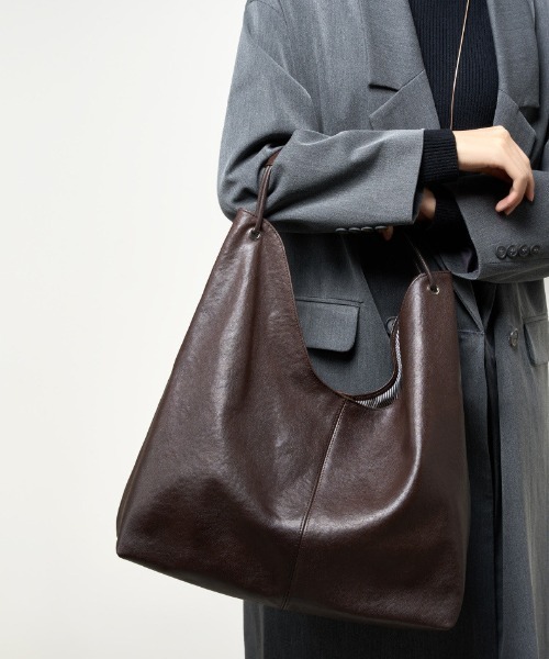 NiiNa(ニーナ)の「【 NiiNa / ニーナ 】高品質牛革 ワンハンドル タンニン レザーショルダーバッグ(ショルダーバッグ・レディース・ダークブラウン/ブラウン/ブラック・FREE)」の8枚目の写真