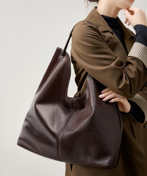 NiiNa(ニーナ)の「【 NiiNa / ニーナ 】高品質牛革 ワンハンドル タンニン レザーショルダーバッグ(ショルダーバッグ・レディース・ダークブラウン/ブラウン/ブラック・FREE)」の9枚目の写真