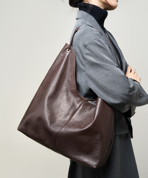 NiiNa(ニーナ)の「【 NiiNa / ニーナ 】高品質牛革 ワンハンドル タンニン レザーショルダーバッグ(ショルダーバッグ・レディース・ダークブラウン/ブラウン/ブラック・FREE)」の10枚目の写真