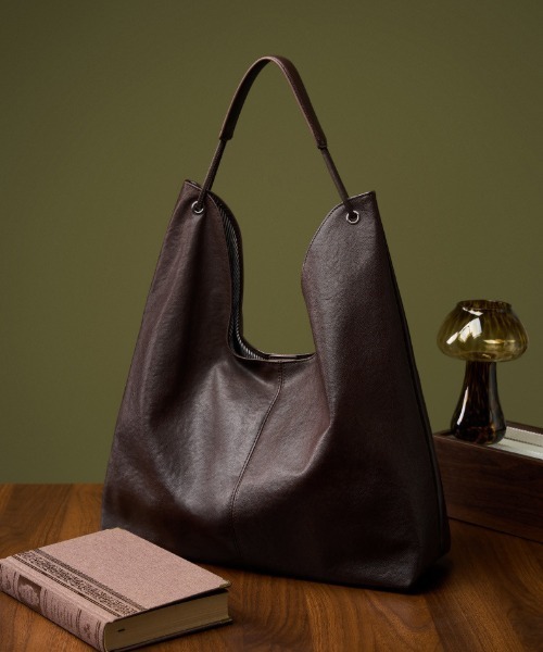 NiiNa(ニーナ)の「【 NiiNa / ニーナ 】高品質牛革 ワンハンドル タンニン レザーショルダーバッグ(ショルダーバッグ・レディース・ダークブラウン/ブラウン/ブラック・FREE)」の11枚目の写真