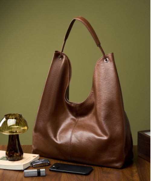 NiiNa(ニーナ)の「【 NiiNa / ニーナ 】高品質牛革 ワンハンドル タンニン レザーショルダーバッグ(ショルダーバッグ・レディース・ダークブラウン/ブラウン/ブラック・FREE)」の13枚目の写真