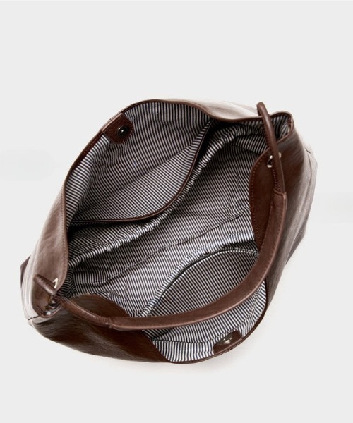 NiiNa(ニーナ)の「【 NiiNa / ニーナ 】高品質牛革 ワンハンドル タンニン レザーショルダーバッグ(ショルダーバッグ・レディース・ダークブラウン/ブラウン/ブラック・FREE)」の15枚目の写真