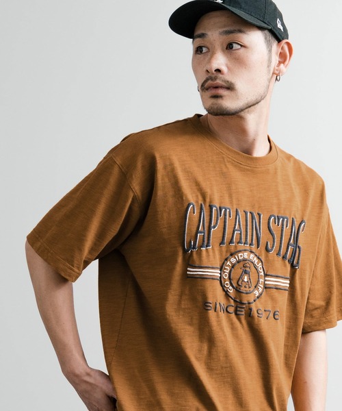 CAPTAIN STAG（キャプテンスタッグ）の「CAPTAIN STAG キャプテンスタッグ ビンテージカレッジプリントクルーネック半袖Tシャツ（Tシャツ/カットソー・メンズ・ネイビー/オレンジ/レッド/ホワイト/グリーン/ライトグリーン/ブルーグレー/オフホワイト・M/L/LL）」の2枚目の写真