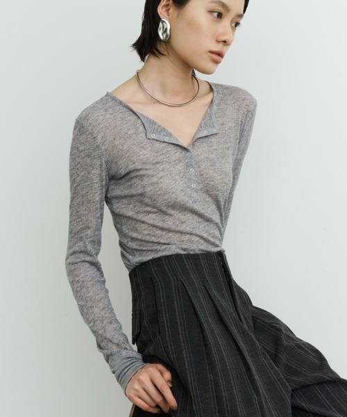 DFFUR.(ディフル)の「【新色登場!】エアリーフィットヘンリーネックT(Tシャツ/カットソー・レディース・ボルドー/グレー/アイボリー/ブラック・FREE)」の4枚目の写真
