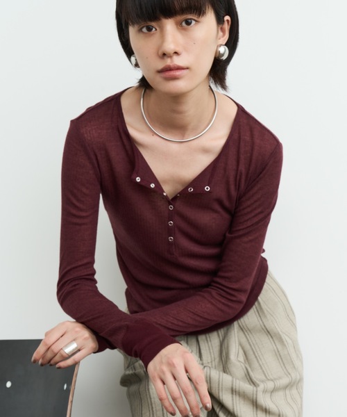 DFFUR.(ディフル)の「【新色登場!】エアリーフィットヘンリーネックT(Tシャツ/カットソー・レディース・ボルドー/グレー/アイボリー/ブラック・FREE)」の2枚目の写真