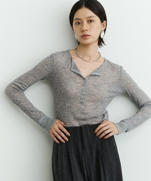 DFFUR.(ディフル)の「【新色登場!】エアリーフィットヘンリーネックT(Tシャツ/カットソー・レディース・ボルドー/グレー/アイボリー/ブラック・FREE)」の5枚目の写真