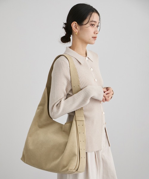 SALON adam et rope'(サロン アダム エ ロペ)の「【W S(ドゥーブル)】Ultrasuede(R)ホーボーバッグ(ショルダーバッグ・レディース・ベージュ/ダークブラウン・FREE)」の2枚目の写真