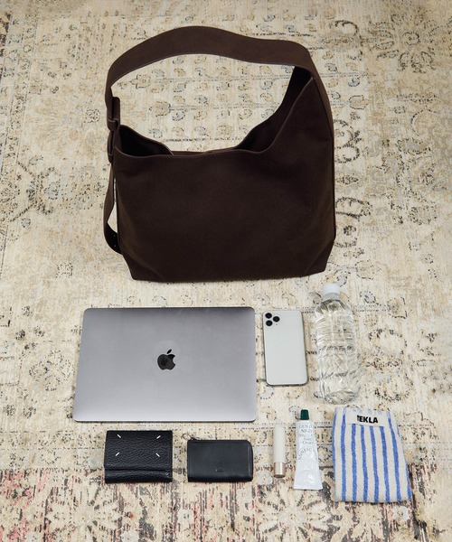 SALON adam et rope'(サロン アダム エ ロペ)の「【W S(ドゥーブル)】Ultrasuede(R)ホーボーバッグ(ショルダーバッグ・レディース・ベージュ/ダークブラウン・FREE)」の4枚目の写真