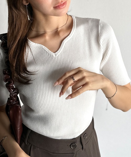classicalelf(クラシカルエルフ)の「美デコルテを演出♪カーヴィーネック リブニットソー トップス(半袖)(Tシャツ/カットソー・レディース・その他/オフホワイト/ブラック/ブラウン・X-LARGE/LARGE/SMALL/MEDIUM)」の5枚目の写真