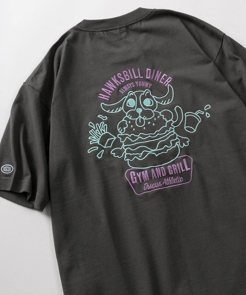 DISCUS(ディスカス)の「【71】【DISCUS/ディスカス】USAコットンブレンド DINER刺繍 バックプリント クルーネック 半袖Tシャツ ユニセックス(Tシャツ/カットソー・メンズ・サックスブルー/チャコールグレー/アッシュグレー/ホワイト・M/L)」の2枚目の写真