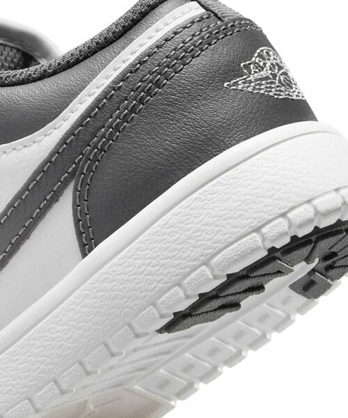 JORDAN BRAND(ジョーダンブランド)の「ジョーダン 1 LOW ALT リトルキッズシューズ / Jordan 1 Low Alt Little Kids' Shoes DR9748-044 Iron Grey(スニーカー・キッズ・グレー系その他・16.5/17/22/21.5/21/20.5/20/19.5/19/18.5/18/17.5)」の4枚目の写真