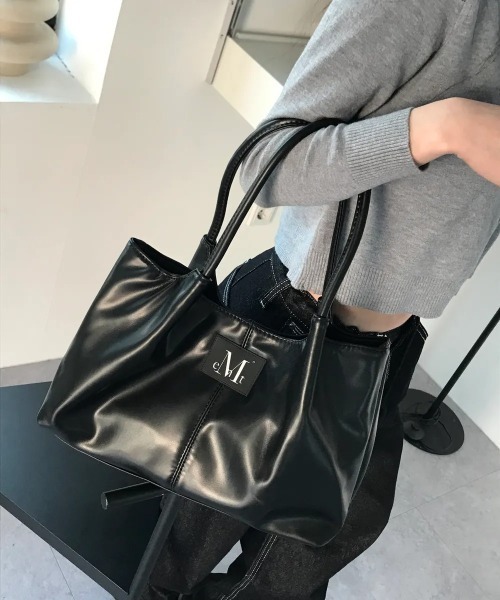 MUCENT（ムセント）の「【日本未発売/WEB限定】MUCENT(ムセント)/ロゴパッチ ショルダー トートバッグ/PEE MIDDLE STITCH LEATHER TOTE BAG（トートバッグ・レディース・ブラック・FREE）」の3枚目の写真
