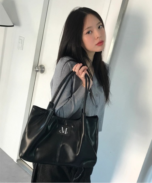 MUCENT（ムセント）の「【日本未発売/WEB限定】MUCENT(ムセント)/ロゴパッチ ショルダー トートバッグ/PEE MIDDLE STITCH LEATHER TOTE BAG（トートバッグ・レディース・ブラック・FREE）」の2枚目の写真